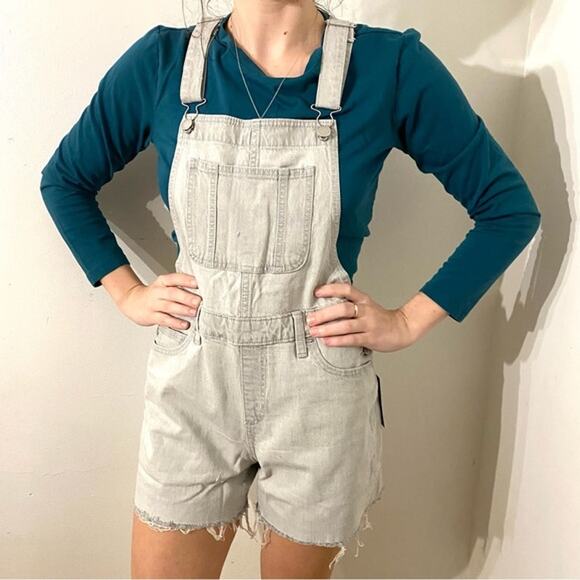 Overalls Jean Shorts Universal Thread Women's Gray Denim Shortalls NWT Sz 2 - Picture 1 of 5